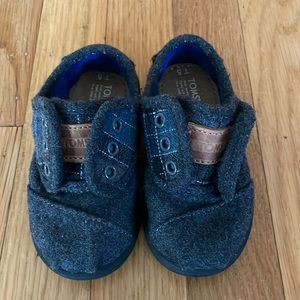 Excellent condition toddler Toms shoes.